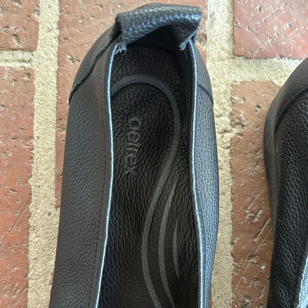 Aetrex Women's Brianna Black Leather Flats - Picture 3 of 12